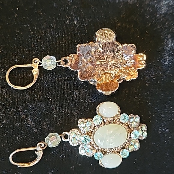 Gun metal and blue 💙 rhinestone earrings - Picture 2 of 2